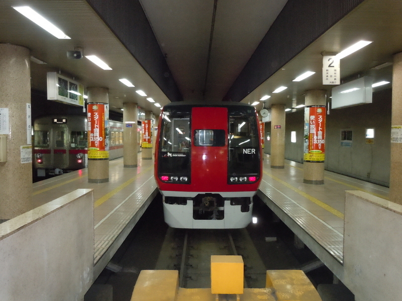 始発駅の長野駅で発車を待つ「スノーモンキー」