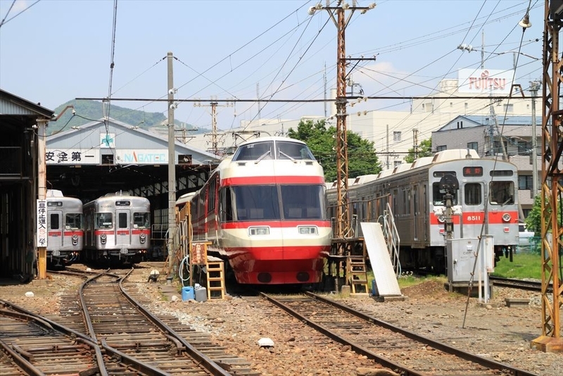 車庫で発車準備をする「ゆけむり」。東京メトロ日比谷線や東急田園都市線で活躍した車両の顔も見える。