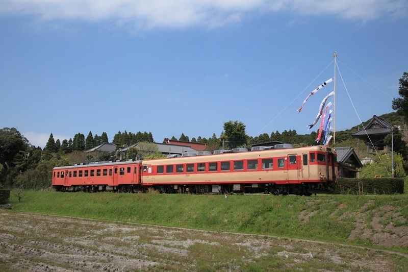 文化財としての保存車両が走るいすみ鉄道。キハ52形（左）とキハ28形（右）　撮影：渡辺新悟氏