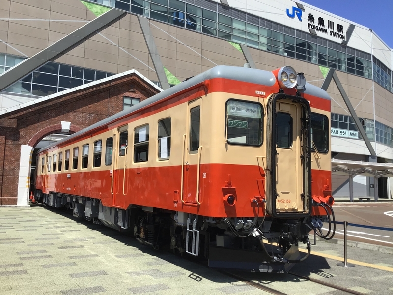 北陸新幹線の糸魚川駅で記念館に保存されているキハ52（筆者撮影）