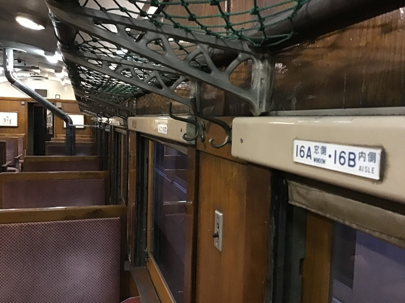 網棚、木の壁、直角の椅子。懐かしい旧型客車の旅の再現です。