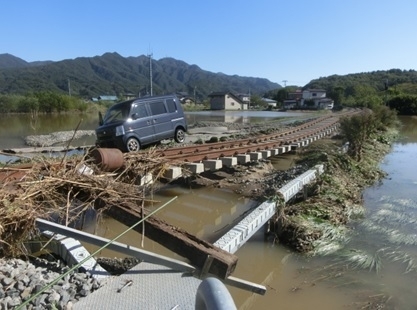 津軽石－払川間　路盤流出　車が線路に流されてきています。