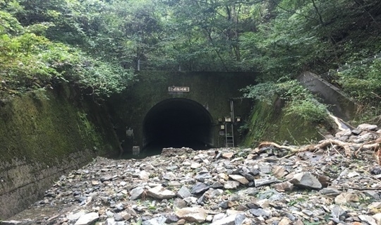 田老－摂待間の土砂流入　トンネルの入口がふさがってしまいました。