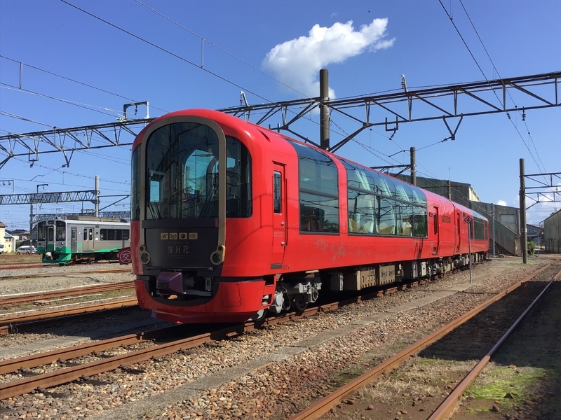 えちごトキめき鉄道の観光リゾート列車「雪月花」