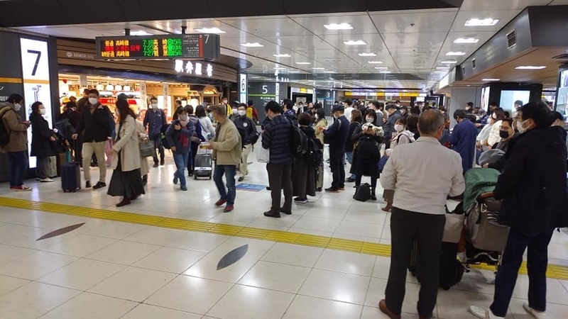 午前7時すぎの東京駅。旅行者でごった返しています。（撮影　青森恒憲氏）