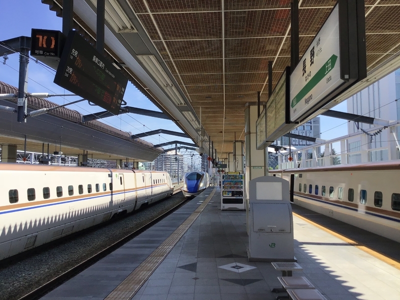 お盆期間中の長野駅。金沢からの東京行「かがやき」が到着するにもかかわらずホームに乗客の姿はありませんでした。