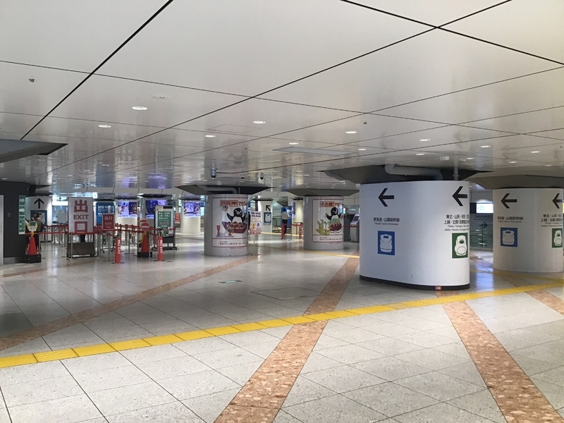 同じくお盆期間中の日中時間帯の東京駅新幹線改札口前。乗客の姿はなくガラ～ンとしています。