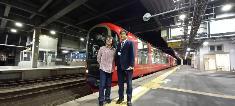 トキめき鉄道の石坂強営業課長（右）と再会した伊藤敏博さん