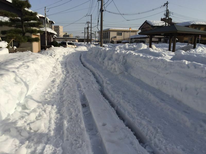 昨日の直江津駅裏の道路状況です。除雪が進まず車が出せない状況でした。