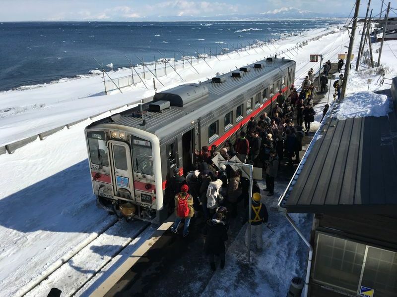 ▲こちらは2017年2月の北浜駅。列車に乗り切れないほどの観光客で賑わっていました。