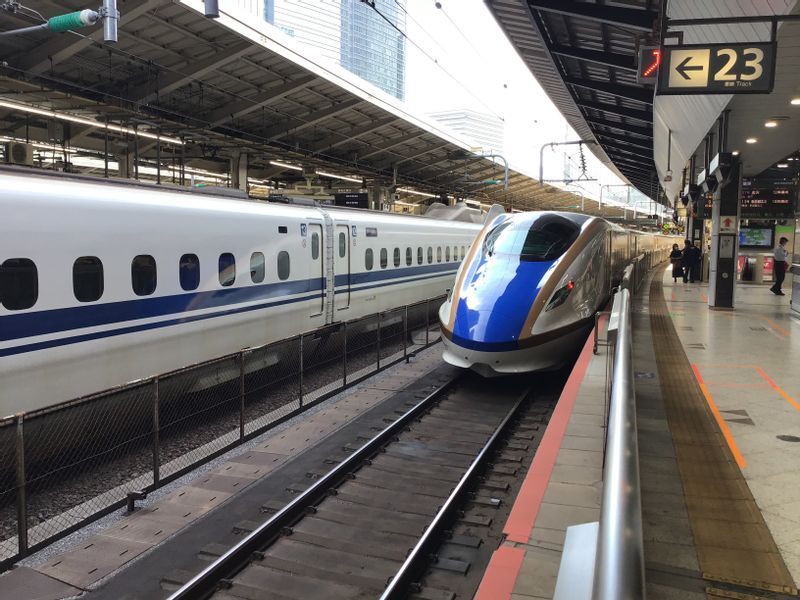 東京駅で折り返し車内清掃をする「かがやき」。