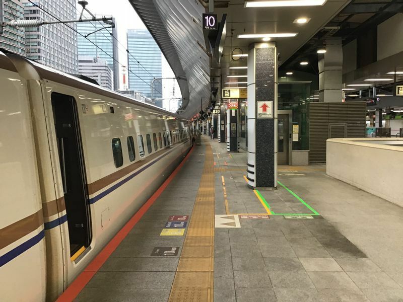 悲しいぐらいガラガラな新幹線ホームですが、今なら保安検査もスタートしやすいでしょう。