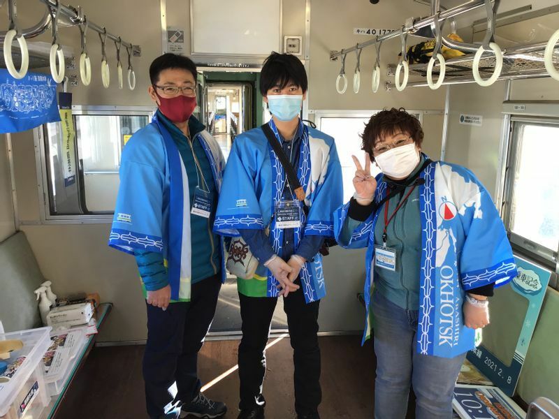 釧網本線の列車の中でおもてなしをするMOTレール倶楽部の皆様。左が石黒明代表。（筆者撮影）