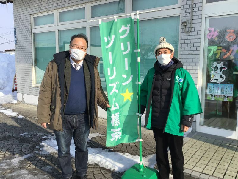 今年２月、SL冬の釧路湿原号のお出迎えに来ていた佐藤吉彦町長（右）と筆者。