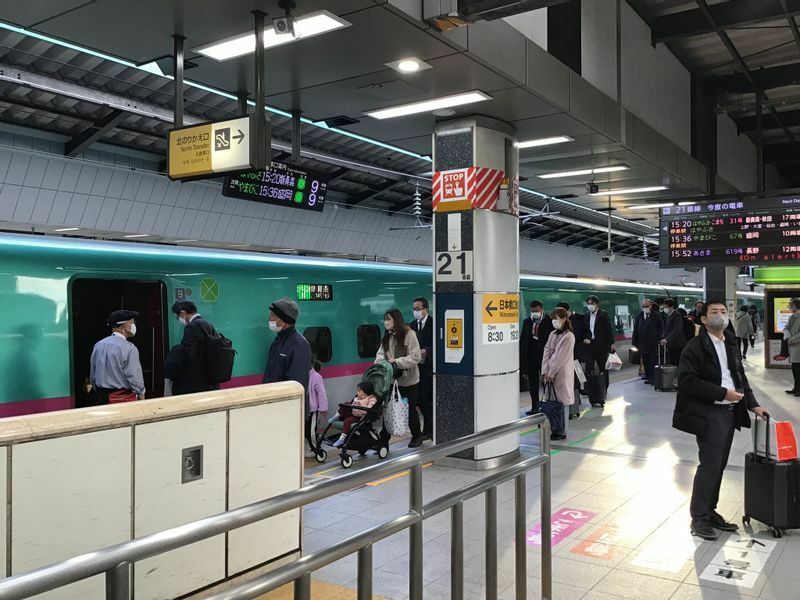 年末に向かって混雑し始めた新幹線。