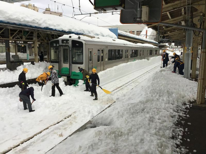 昨年の豪雪で雪に埋もれた車両を救出するえちごトキめき鉄道の職員たち。（2021年１月　直江津駅）