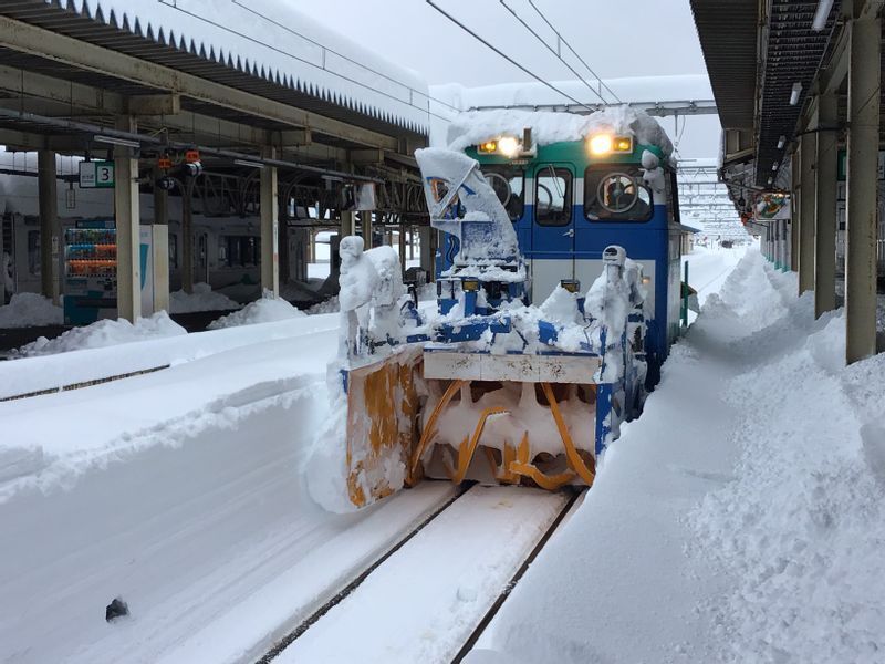 MR型と呼ばれる軽量モーターカー除雪車。筆者撮影