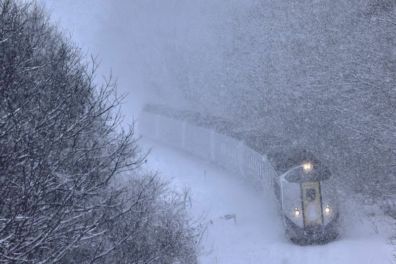 吹雪をついて走る特急列車　撮影：半野久光氏