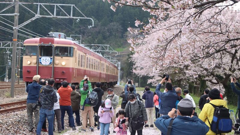 Yahoo!ニュース鉄道会社が「撮り鉄」集めて撮影会をやってみたらこうなりました。