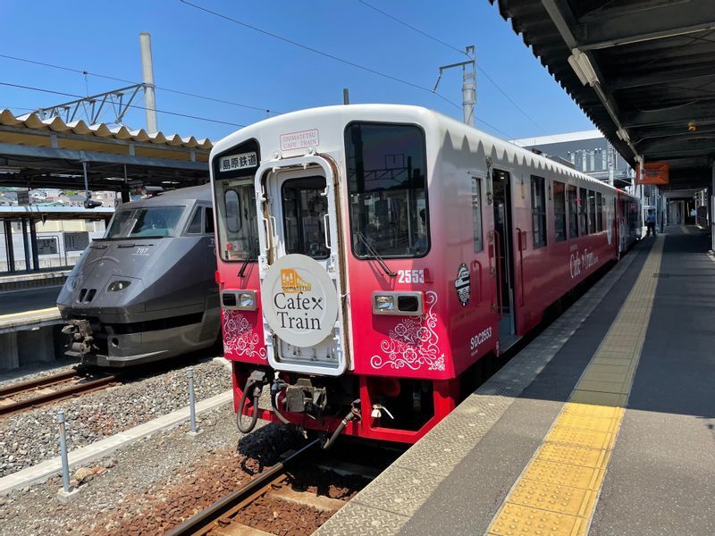 始発駅の諫早駅でJRの特急「かもめ」と並ぶカフェトレイン。