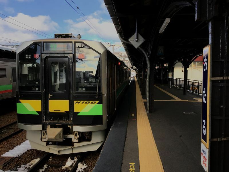 廃止が取りざたされている函館本線を走るJR北海道の最新型車両。路線の収支に大きく影響していると考えられる。