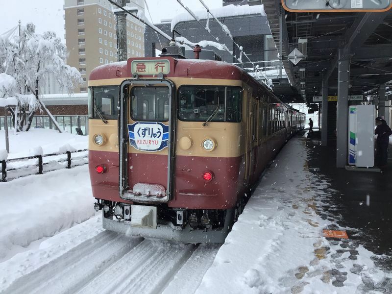 えちごトキめき鉄道で走る昨年JRから払い下げられた昭和40年製の国鉄形車両。現在観光急行列車として収益の一つの柱となっている。