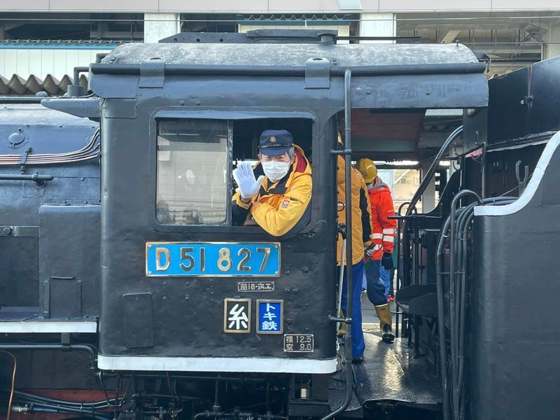 デゴイチの運転士さんもちびっ子たちにとってはヒーローですね。鉄道の職員にあこがれを持ってもらうことも大事な使命だと考えます。