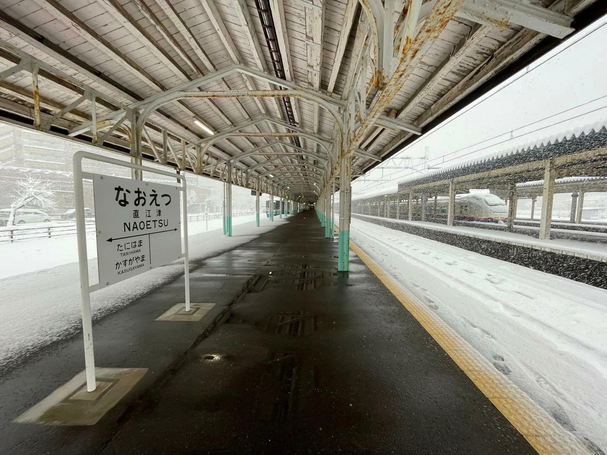 全列車運休中の直江津駅