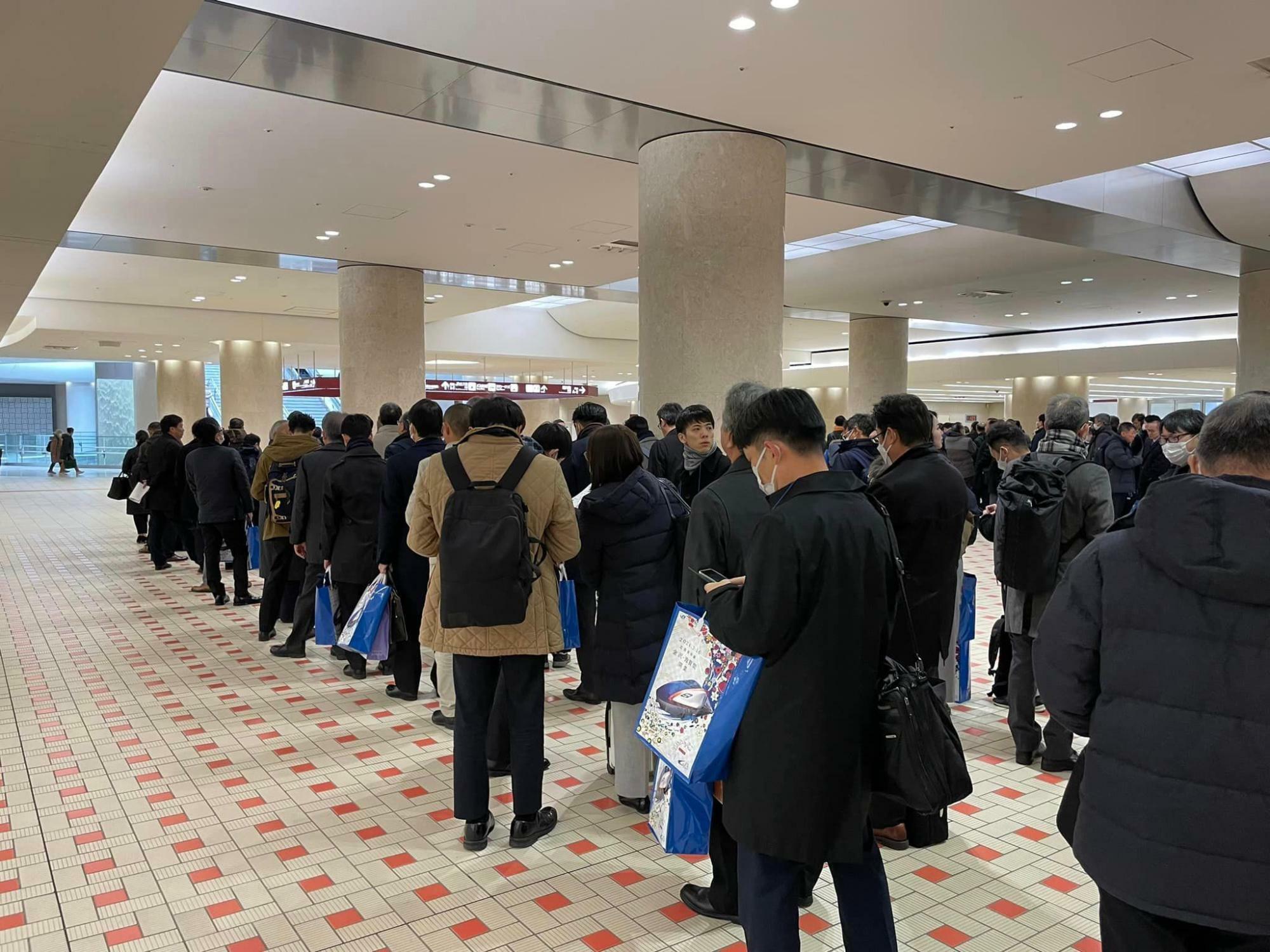 出発前の金沢駅での受付。関係者がたくさん招待されていました。