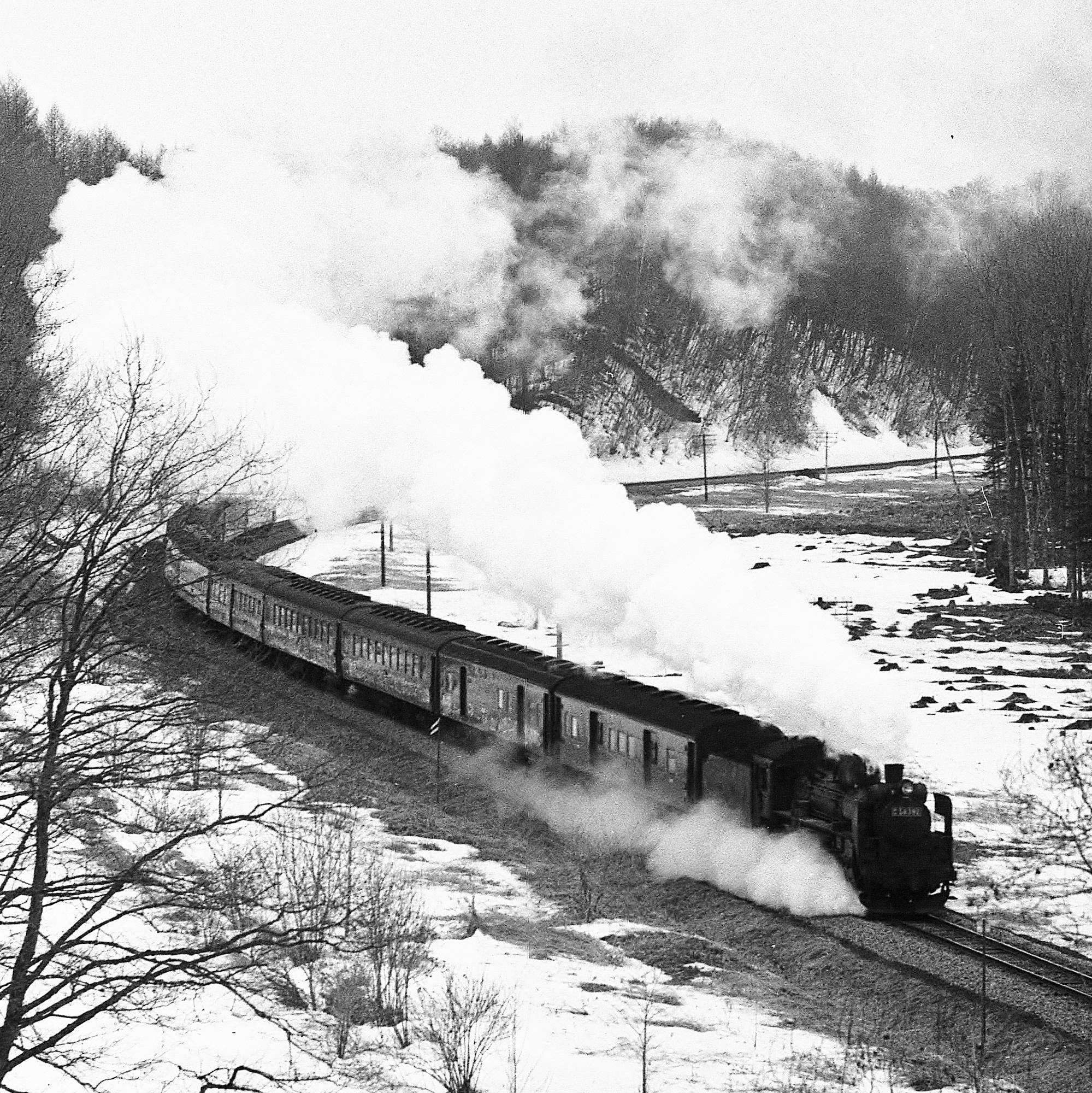 網走を目指して走る急行「大雪5号」。北見－網走間は普通列車となりましたが、札幌からの寝台車やグリーン車が連結された長編成列車でした。　　撮影　須田剛氏