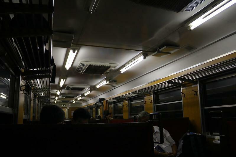 SL夜行で使用される秩父鉄道の客車は4人掛けのボックスシート。ここで一晩過ごすという旅行商品です。　（秩父鉄道ホームページより）
