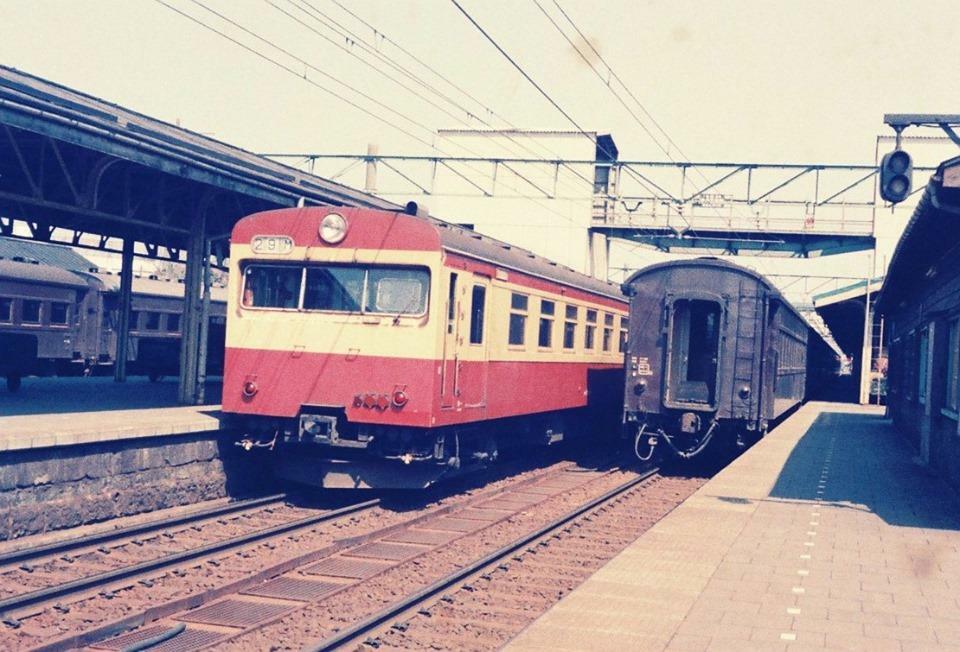1970年ごろ、電化直後の直江津駅に停まる新潟色の電車　　撮影　鈴木幹夫氏
