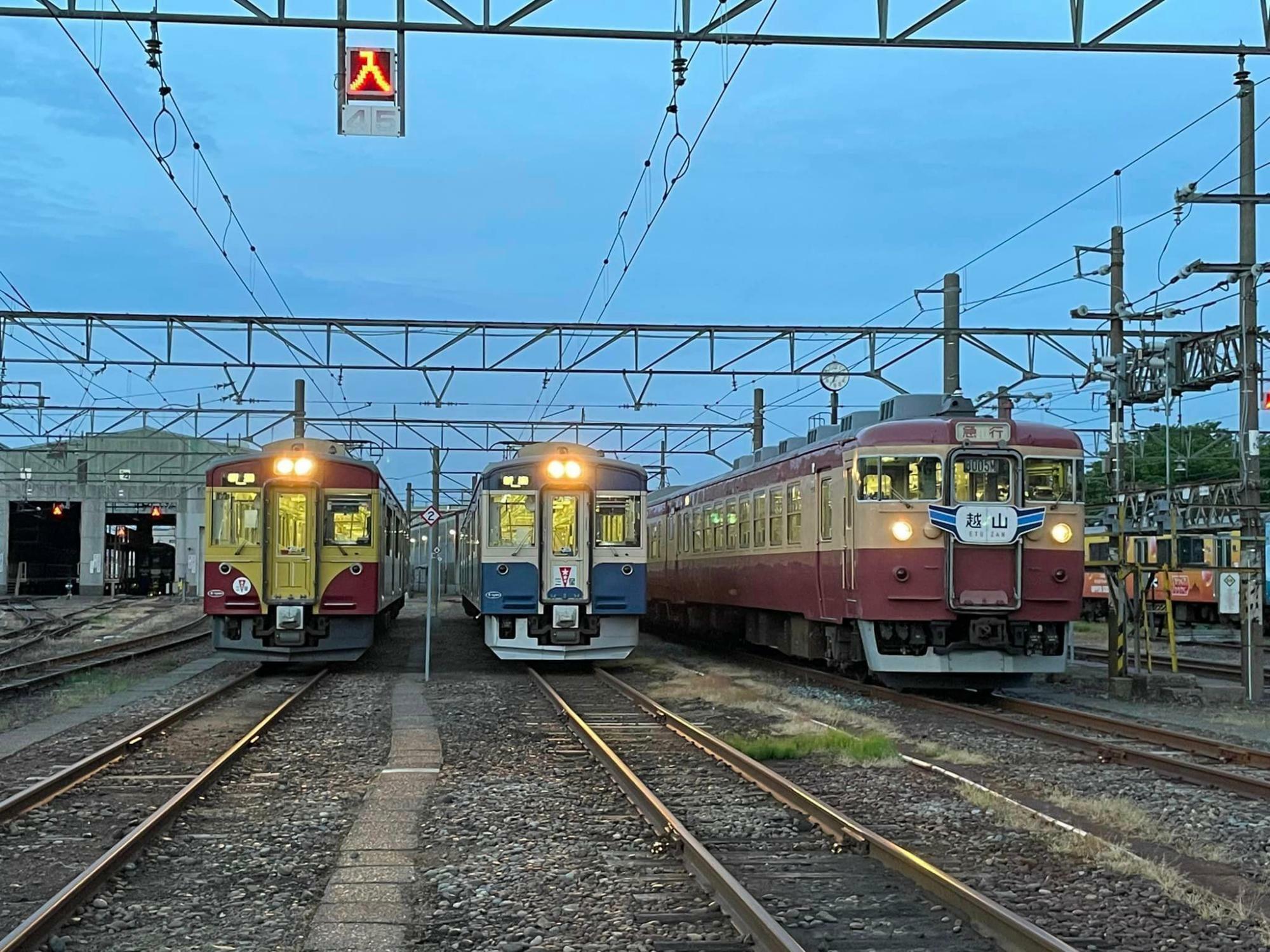 夕暮れの直江津駅に並ぶ昭和の国鉄時代の塗装　右は土休日運転の観光急行車両　　　筆者撮影