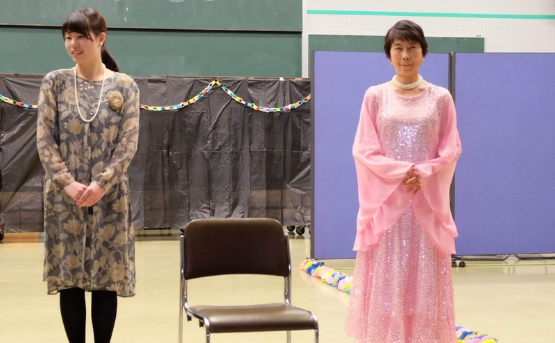 歌唱ドレス姿の山室幸子さん（右）