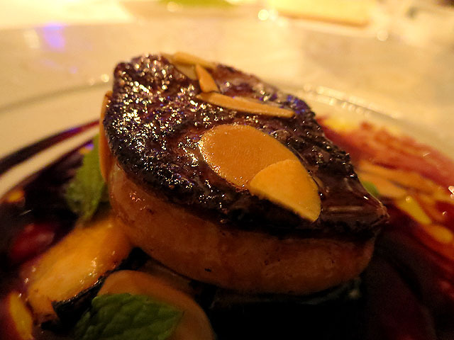 フランス・ランド産 鴨フォワグラの瞬間燻製 白桃のキャラメリーゼ