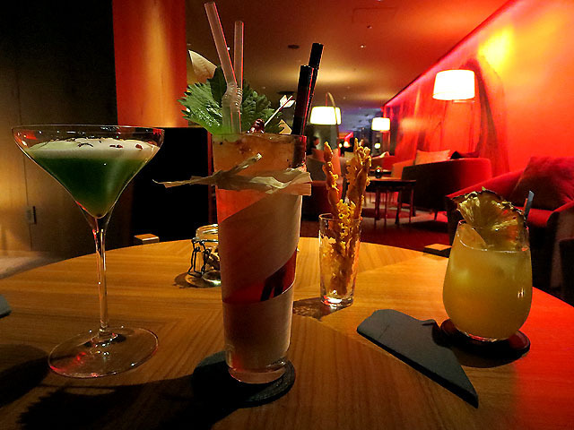 カクテルは左から順に、お茶漬けの味がする「Ochazuke Martini」、シソとチリを合わせた「Tsunohazu Julep」、ノンアルコールの「Coco Lulu」