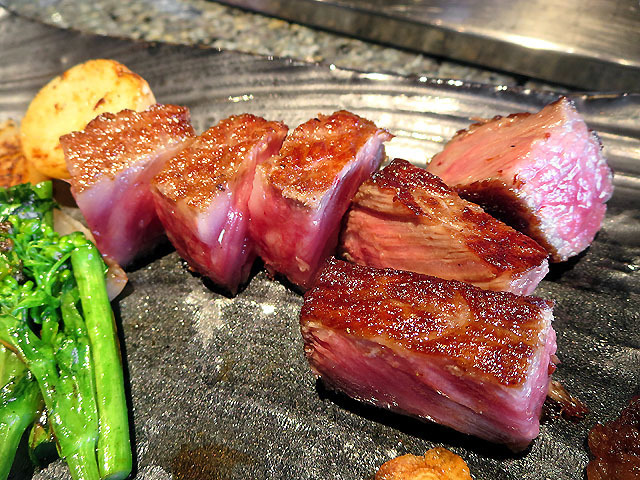 肉料理／恵比寿牛（A5）のロースステーキ50gとフィレステーキ50g