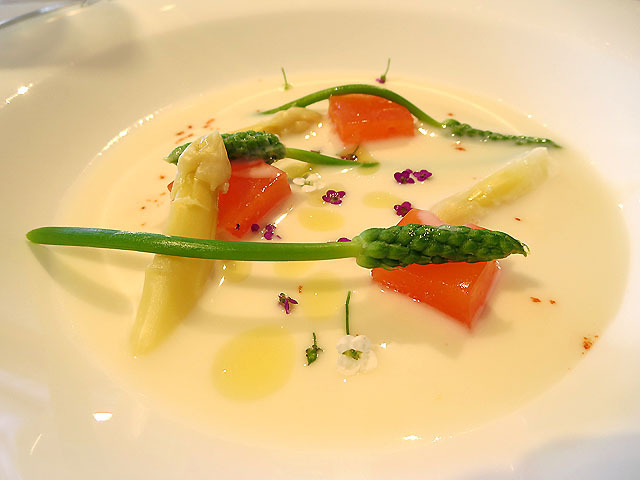 北海道産ホワイトアスパラガスの冷製スープ マンダリン風味 野生のアスパラガス
