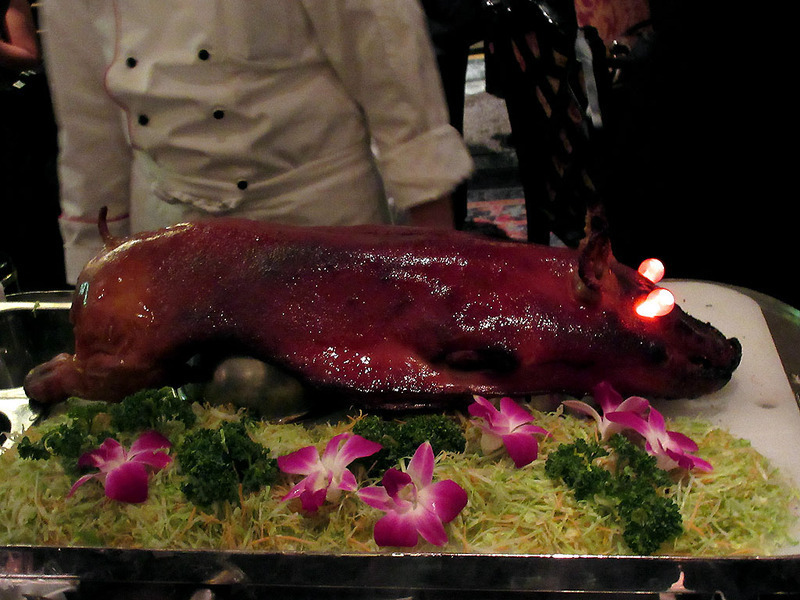 香港最高の焼物師 梁シェフ自慢の「子豚の丸焼き」