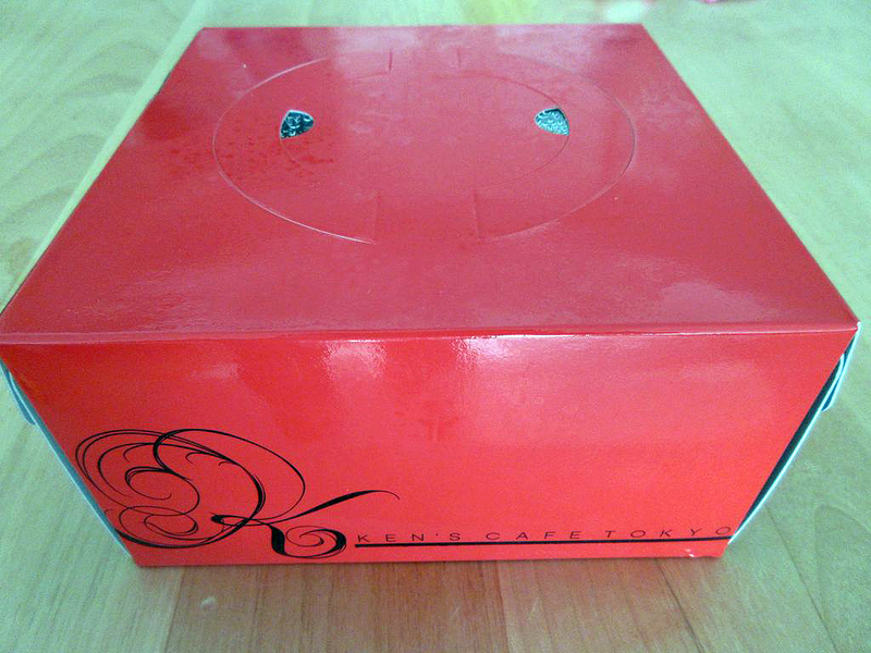 ケンズカフェ東京らしい赤を使ったケーキの箱