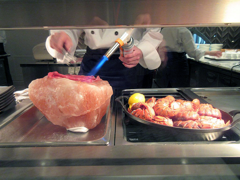ヒマラヤ紅塩塊で炙った黒毛和牛の焼きしゃぶ（東京プリンスホテル）