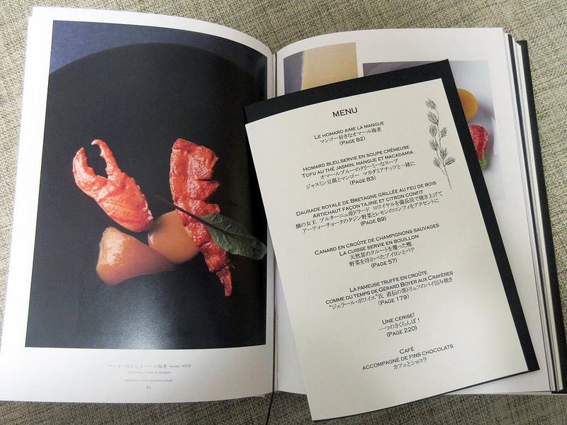 書籍「帝国ホテル レ セゾンの季節の食材とフランス料理」とメニュー表