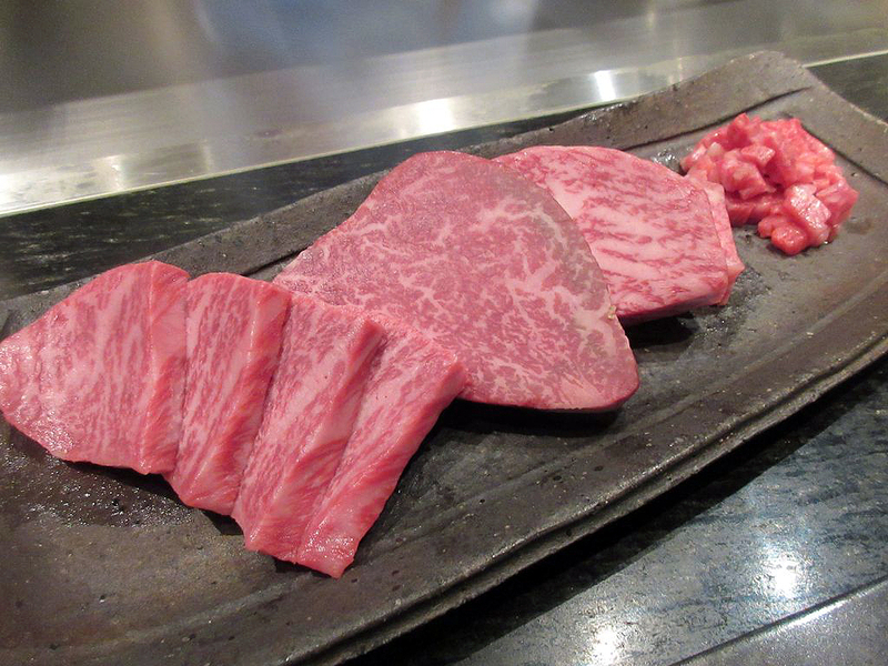神戸牛のフィレステーキとロインステーキ（試食、著者撮影）