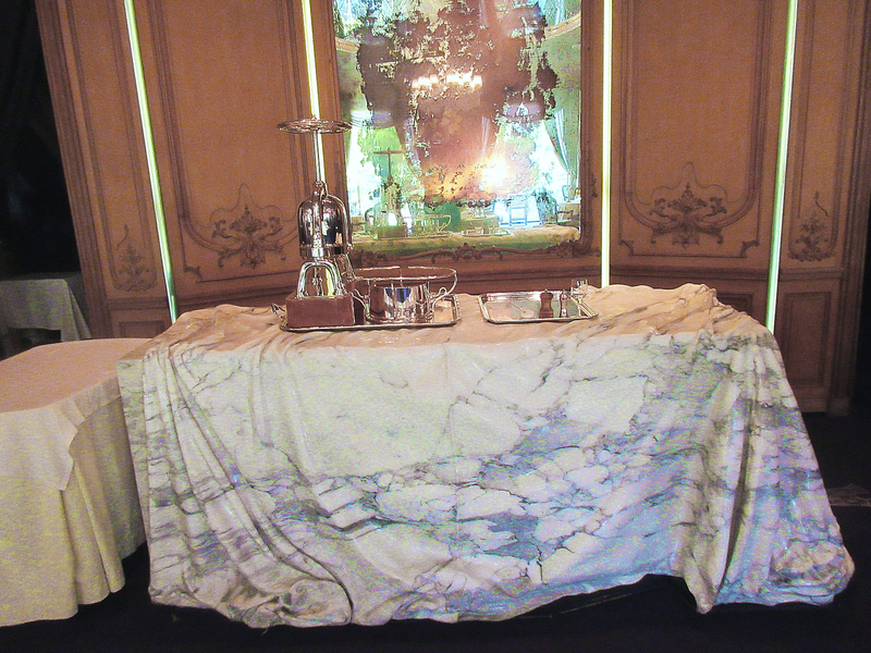 イタリア製の大理石テーブルとその上に載せられた鴨のプレス機／著者撮影