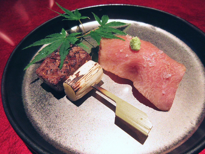 霜降り牛肉の炙り寿司、牛葱間串＠鉄板焼 やすま／著者撮影