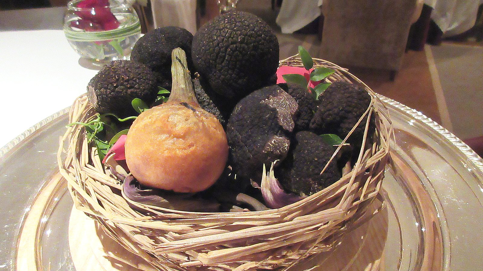 よい黒トリュフの見分け方は 帝国ホテル 東京が高級食材の黒トリュフにこだわる理由 東龍 個人 Yahoo ニュース