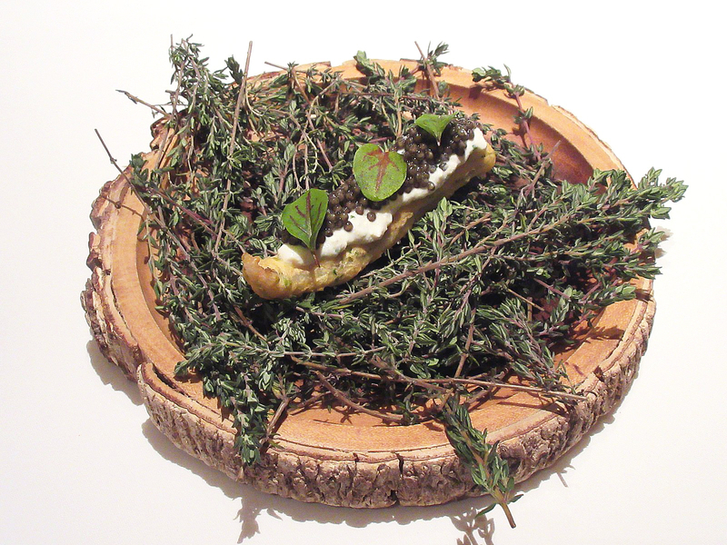 海藻の香るキスのクリスティアン リコッタチーズのクリーム オゼイユの新芽／著者撮影