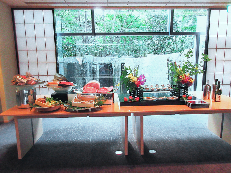 天麩羅、鉄板焼、寿司で体験できる食材のプレゼンテーション／著者撮影
