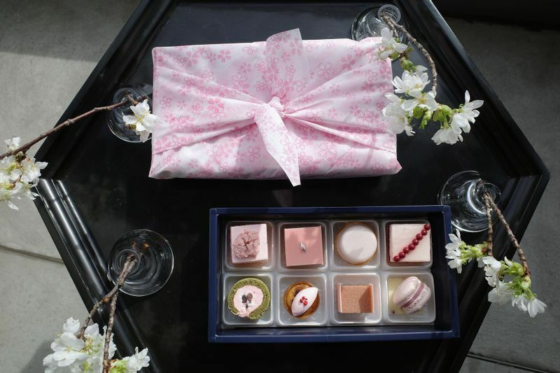 8種のスモールサイズの桜スイーツを詰め合わせた「桜ボックス」3,186円（税込）／著者