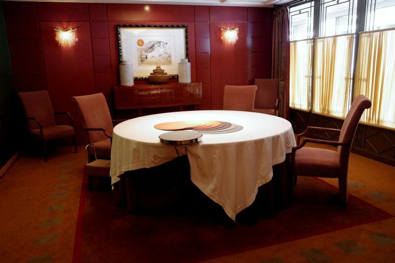 帝国ホテル 東京「レ セゾン」の個室 (C) 東龍